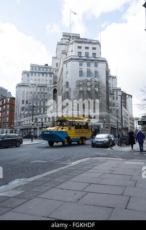 Un giallo bus d'anatra al St Jame's Park Station in Petty Francia, London, Westminster SW1, Regno Unito Foto Stock