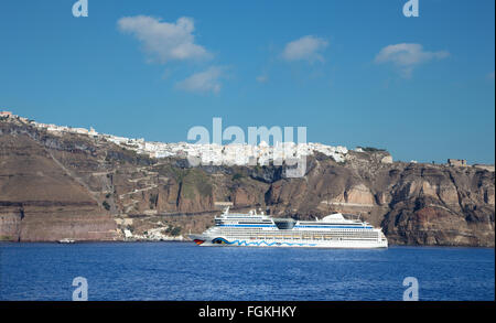 SANTORINI, Grecia - 7 ottobre 2015: le scogliere di calera con la crociera e la città di Fira in background. Foto Stock