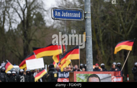 Mainz, Germania. Xx Febbraio 2016. Coloro che portano gli striscioni e tedesco bandiere nazionali durante un rally di 'Karlsruhe wehrt sich' (lit. Karlsruhe combatte indietro), una propaggine di estrema destra europei patriottica contro l islamizzazione del West (Pegida) movimento contro il pubblico tedesco emittente Suedwestrundfunk (CFA) in Mainz, Germania, 20 febbraio 2016. Foto: ARNE DEDERT/dpa/Alamy Live News Foto Stock