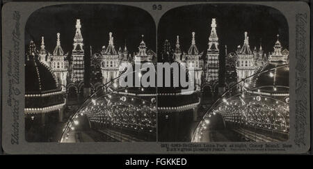 Brillante Luna Park di notte, Coney Island. New York è un grande piacere resort, da Robert N. Dennis raccolta di vista stereoscopica Foto Stock