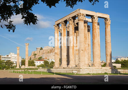 Atene - Il Olympieion in mattinata il tramonto e l'Acropoli in background Foto Stock