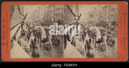 Una fotografia storica di Broadway, che cattura una raffica di luce solare dopo una doccia a pioggia. L'immagine trasmette un momento di chiarezza e di luce nell'animato ambiente urbano della strada. Foto Stock