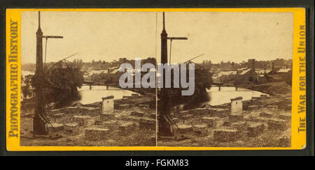 Vista la Tredegar Iron Works, dall'Augustine ponte ferroviario, Richmond, VA, da Gardner, Alexander, 1821-1882 Foto Stock