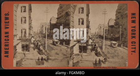 Questa storica vista stereoscopica dalla collezione Robert N. Dennis raffigura Broadway sopra la 26th Street di New York City, offrendo uno sguardo al paesaggio urbano vintage durante un'epoca passata. Foto Stock