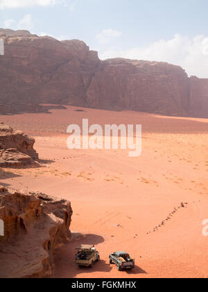 Auto Jeep a Wadi Rum il paesaggio del deserto Foto Stock