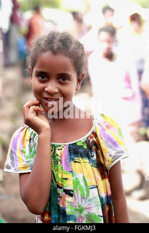 DEGAN, ETIOPIA-marzo 25, 2013: locale giovane ragazza sul suo modo di scuola attraversa il mercato khat essendo trattenuto nella sua città. Foto Stock