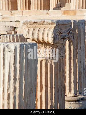 Atene - il dettaglio del capitello ionico sull'Acropoli. Foto Stock