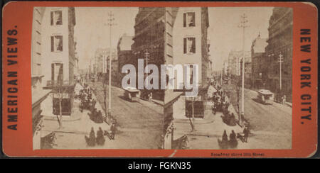 Una fotografia storica della collezione Robert N. Dennis, che mostra Broadway sopra la 26th Street di New York. L'immagine offre una prospettiva vintage della vita urbana dei primi anni del XX secolo. Foto Stock
