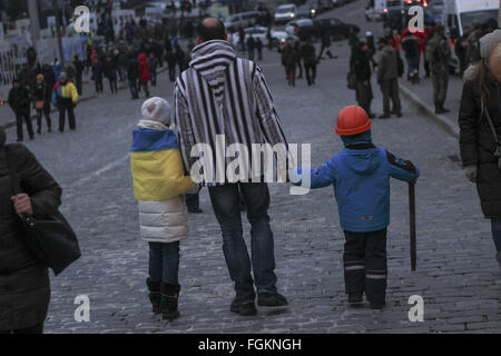 Kiev, Ucraina. Xx Febbraio 2016. Gli ucraini visitare un memoriale temporaneo per Revoluton di dignità di attivisti o 'eroi della celeste centinaia di', che erano stati uccisi sul Maidan durante proteste contro il governo in 2014, vicino a Piazza Indipendenza a Kiev in Ucraina, il 19 febbraio 2016. L'Ucraina segna il secondo anniversario dell'escalation della violenza durante la rivoluzione della dignità (cosiddetto Maidan) dove più di un centinaio di persone sono state uccise e più di un centinaio di persone scomparse. Credito: Nazar Furyk/ZUMA filo/Alamy Live News Foto Stock