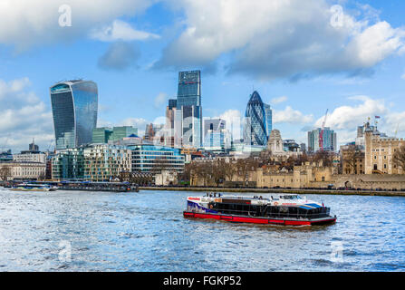 River Thames & City di Londra con la Torre di Londra sulla destra, cetriolino in centro e "walkie-talkie" sulla sinistra, London, England, Regno Unito Foto Stock