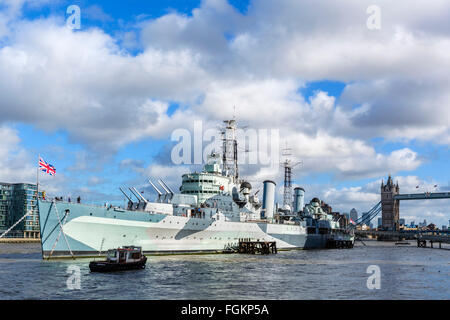 HMS Belfast, una nave museo ormeggiato sul fiume Tamigi vicino al Tower Bridge, London, England, Regno Unito Foto Stock