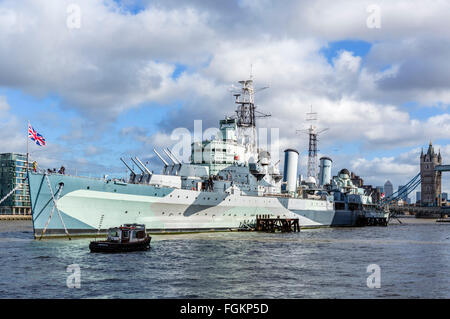 HMS Belfast, una nave museo ormeggiato sul fiume Tamigi vicino al Tower Bridge, London, England, Regno Unito Foto Stock