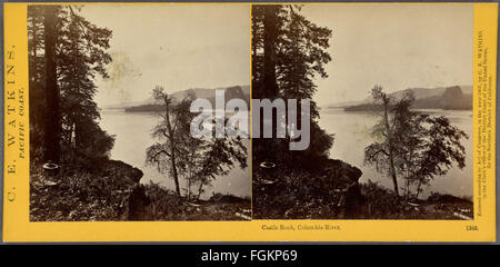 Fotografia di Castle Rock sul fiume Columbia, scattata da Carleton E. Watkins, che mostra una vista storica del fiume e del paesaggio circostante nel XIX secolo. Foto Stock