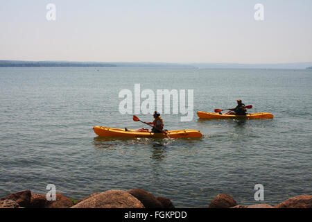 Canandaigua, New York, Canandaigua Lago due rematori in kayak off shore di Kershaw Park, Lago Canandaigua, Foto Stock