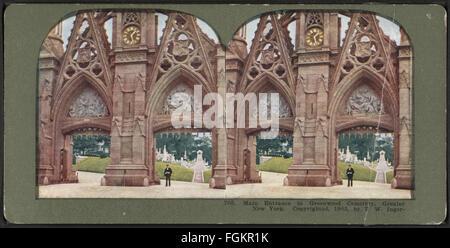 L'immagine raffigura l'ingresso principale al Greenwood Cemetery di Brooklyn, New York, un sito storico significativo. Parte della collezione di vedute stereoscopiche di Robert N. Dennis, la fotografia offre uno sguardo sull'architettura del cimitero e sul paesaggio sereno, riflettendo il suo ruolo di luogo di riposo finale per personaggi importanti della storia americana. Foto Stock