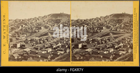 Questa foto storica scattata da Carleton E. Watkins cattura una vista panoramica dalla Russian Hill a San Francisco. L'immagine, risalente alla fine del XIX secolo, offre uno scorcio raro sul paesaggio e lo sviluppo della città durante quell'epoca. Foto Stock