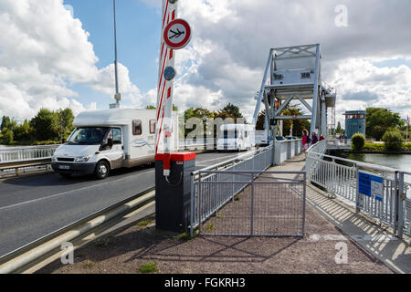 I camper attraversando ponte Pegasus, Bénouville, Calvados, Bassa Normandia, Francia Foto Stock