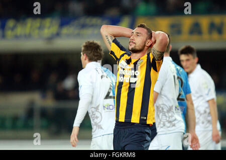 Verona, Italia. Xx Febbraio 2016. Hellas Verona il centrocampista Artur Ionita reagisce durante il campionato italiano di una partita di calcio tra Hellas Verona FC V AC Chievo Verona . Verona batte 3-1 Chievo in Serie A italiana partita di calcio presso lo Stadio Bentegodi di Verona, obiettivi per Hellas Verona con toni e Pazzini e Ionita, per il Chievo da Pellissier. © Andrea Spinelli/Pacific Press/Alamy Live News Foto Stock