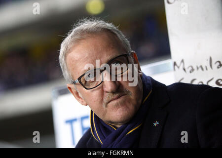 Verona, Italia. Xx Febbraio 2016. Hellas Verona il capo allenatore Luigi Delneri guarda durante il campionato italiano di una partita di calcio tra Hellas Verona FC V AC Chievo Verona . Verona batte 3-1 Chievo in Serie A italiana partita di calcio presso lo Stadio Bentegodi di Verona, obiettivi per Hellas Verona con toni e Pazzini e Ionita, per il Chievo da Pellissier. © Andrea Spinelli/Pacific Press/Alamy Live News Foto Stock