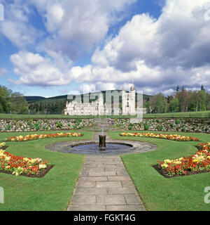 Victorian Balmoral Castle Royal Estate House & Garden Landscape con piccola fontana vicino al villaggio di Crathie Royal Deeside Aberdeenshire Scozia Regno Unito Foto Stock