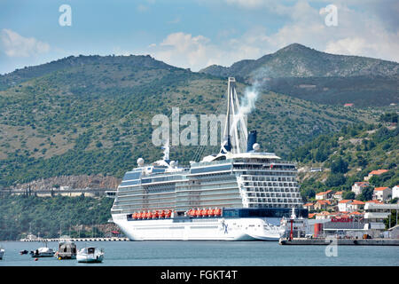 La nave di crociera liner Celebrity Silhouette ormeggiata al porto di Gruz Dubrovnik Croazia sul Mare Adriatico Foto Stock