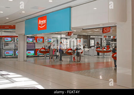 Argos entrata dello store e logo segno dal centro commerciale per lo shopping e il negozio interno con gli acquirenti i cataloghi di esplorazione Intu Lakeside Shopping Centre Essex England Regno Unito Foto Stock