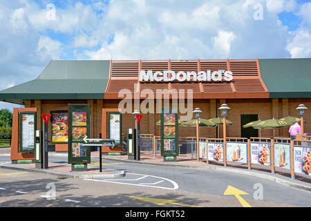 McDonalds attraversa un moderno ristorante fast food che costruisce pannelli pubblicitari all'aperto a Milton Keynes, Buckinghamshire, Inghilterra, Regno Unito Foto Stock