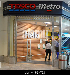 Tesco Metro store supermercato ingresso entro un Canada complesso torre a Canary Wharf London Docklands Tower Hamlets Est Londra Inghilterra REGNO UNITO Foto Stock