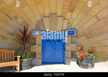 Porta insolite circondano in alcova sotto il vecchio Custom House a Ipswich Docks nel Suffolk, Inghilterra UK dando accesso al Waterfront Conference Center Foto Stock