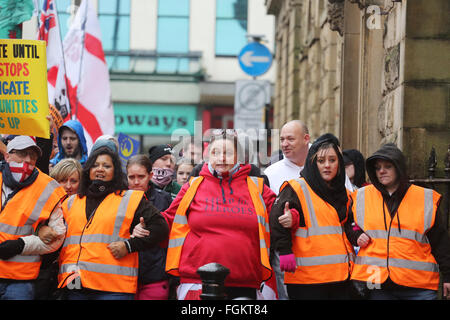 Preston, Lancashire, Regno Unito. Xx Febbraio, 2016. L'EDL protesta in Preston, Regno Unito. Una difesa inglese membro della lega che indossa un 'Guida per degli eroi si unisce a ponticello a marzo a Preston, Regno Unito xx febbraio 2016 Preston, Regno Unito xx febbraio 2016 Credit: Barbara Cook/Alamy Live News Foto Stock