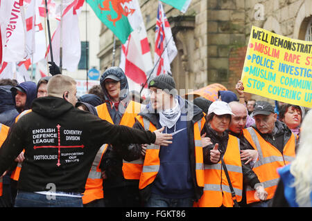 Preston, Lancashire, Regno Unito. Xx Febbraio, 2016. L'EDL protesta in Preston, Regno Unito. Una difesa inglese membro della Lega arrabbiarsi con gli astanti su un marzo attraverso Preston, Regno Unito xx febbraio 2016 Preston, Regno Unito xx febbraio 2016 Credit: Barbara Cook/Alamy Live News Foto Stock