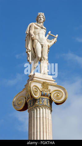 Atene - La statua di Apollo sulla colonna di fronte all'Accademia Nazionale edificio da Leonidas Drosis (da 19. cent.) Foto Stock