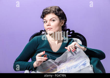 Ragazza con lavorazione a maglia Foto Stock