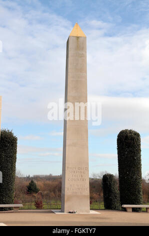 La pietra ago nelle Forze Armate Memorial, National Memorial Arboretum, Alrewas, Staffordshire, Regno Unito. Foto Stock