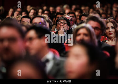 Berlino, Germania. Xx Febbraio 2016. Mark Lee Ping-Bing (C), regista del film 'Crosscurrent' (Chang Jiang Tu), assiste alla cerimonia di consegna dei premi del 66 Berlinale Festival Internazionale del Cinema di Berlino, Germania, il 20 febbraio, 2016. © Zhang ventola/Xinhua/Alamy Live News Foto Stock