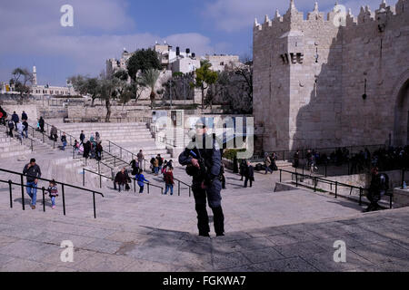 Gerusalemme, Israele. 20th Febbraio, 2016. Un membro delle forze di sicurezza israeliane si trova all'ingresso della porta di Damasco fuori della Città Vecchia Gerusalemme Est Israele il 20 febbraio 2016. La porta di Damasco è stata la sede di molti tentati attacchi di pugnali e terrori dall'ottobre 2015. Credit: Eddie Gerald/Alamy Live News Foto Stock