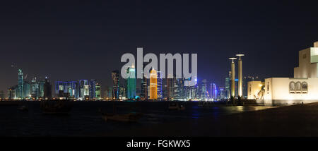 Visione notturna del quartiere finanziario e il West Bay aree di Doha, Qatar - Visto da Al Corniche accanto al Museo di Arte islamica Foto Stock