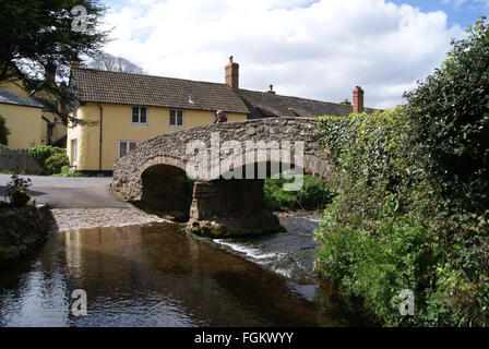 Due arcuata di ponte di pietra, con ford come alternativa, su un piccolo fiume in inglese il lato paese Foto Stock