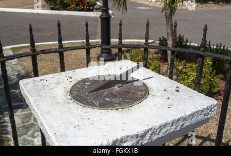 Gregorio di bronzo & Wright meridiana a Nelson's Dockyard, English Harbour, sud Antigua Antigua e Barbuda, Antille Foto Stock