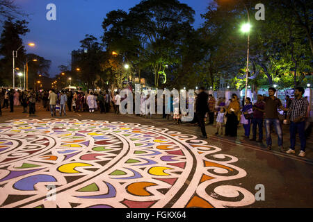 Dacca, Dhaka, Bangladesh. Xx Febbraio 2016. Il 20 febbraio 2016, Dhaka Bangladesh '"' popolo del Bangladesh venite a vedere le strade come parte della decorazione internazionale per la lingua madre Day celebrazione davanti alla lingua dei martiri monumento a Dhaka, nel Bangladesh. Internazionale di lingua madre giorno viene osservato il 21 febbraio di ogni anno per promuovere la diversità linguistica e culturale e il multilinguismo mentre la data rappresenta il giorno in 1952 quando gli studenti sono stati uccisi a dimostrazione del riconoscimento della propria lingua Bangla. © K M Asad/ZUMA filo/Alamy Live News Foto Stock