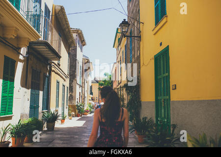 Vista posteriore della giovane donna camminare sulle strade spagnole Foto Stock