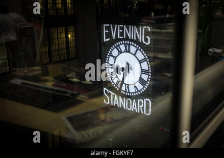 La serata orologio standard sul lato esterno di esso è Kensingston uffici. Foto Stock
