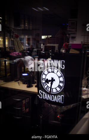 La serata orologio standard sul lato esterno di esso è Kensingston uffici. Foto Stock