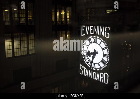 La serata orologio standard sul lato esterno di esso è Kensingston uffici. Foto Stock