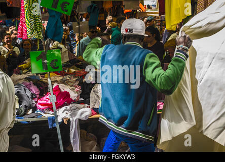 Vista di accontentarsi di un negozio di abbigliamento nel mercato Rastro, città di Madrid, Spagna Foto Stock