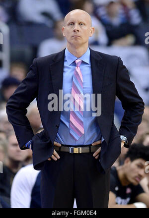 Washington, DC, Stati Uniti d'America. Xx Febbraio 2016. 20160220 - Xavier head coach CHRIS MACK guarda il suo team prendere provvedimenti di Georgetown nel primo semestre al Verizon Center di Washington. © Chuck Myers/ZUMA filo/Alamy Live News Foto Stock