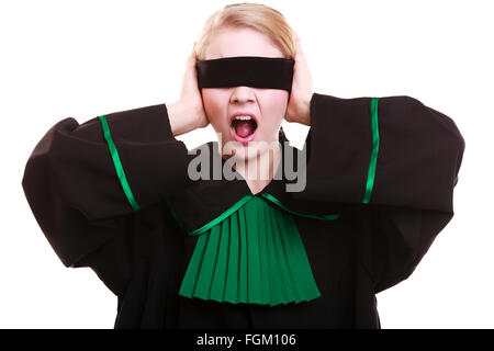 Giustizia cieca. La donna avvocato avvocato in classic polacco (Polonia) nero abito verde che copre gli occhi con gli occhi bendati e urlando. Foto Stock