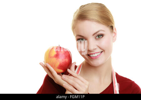 Dieta e nutrizione. Felice massaia o chef in striped Grembiule da cucina che offre apple rosso frutto sano isolato Foto Stock