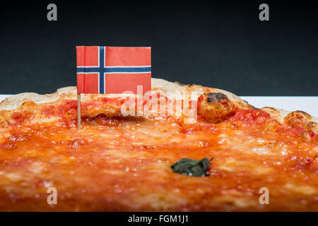 Pizza Margherita con salsa di pomodoro e basilico olio cotto nel forno a legna originale in italiano Foto Stock
