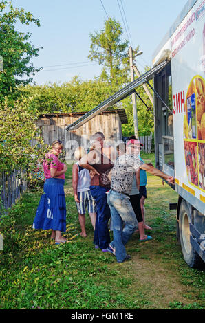 Mobile shop per i prodotti sul carrello nel villaggio. Foto Stock